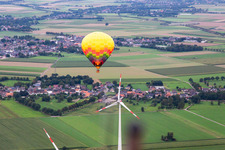 Photographie aérienne de Montgolfière au parc éolien à le quartier Straeten in Heinsberg dans le département Rhénanie du Nord-Westphalie, Allemagne
