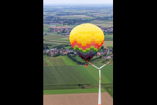 Vue aérienne de Une montgolfière vole près de l'éolienne à le quartier Straeten in Heinsberg dans le département Rhénanie du Nord-Westphalie, Allemagne
