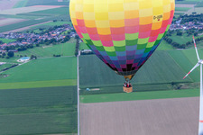 Photographie aérienne de Une montgolfière vole près de l'éolienne à le quartier Straeten in Heinsberg dans le département Rhénanie du Nord-Westphalie, Allemagne