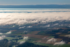 Vue aérienne de Parc éolien à Minfeld dans les nuages à Minfeld dans le département Rhénanie-Palatinat, Allemagne