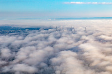 Vue aérienne de Les rotors du parc éolien à Offenbach s'élèvent au-dessus des nuages bas à le quartier Offenbach in Offenbach an der Queich dans le département Rhénanie-Palatinat, Allemagne