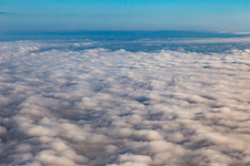 Photographie aérienne de Les rotors du parc éolien à Offenbach s'élèvent au-dessus des nuages bas à le quartier Offenbach in Offenbach an der Queich dans le département Rhénanie-Palatinat, Allemagne