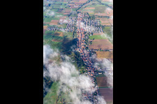Vue oblique de Village avec des nuages venant de l'est à Freckenfeld dans le département Rhénanie-Palatinat, Allemagne