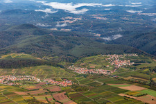 Vue aérienne de Ville vue de l'est à le quartier Gleishorbach in Gleiszellen-Gleishorbach dans le département Rhénanie-Palatinat, Allemagne