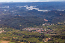 Vue aérienne de Ville vue de l'est à Klingenmünster dans le département Rhénanie-Palatinat, Allemagne