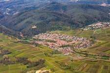 Vue aérienne de Ville vue de l'est à Klingenmünster dans le département Rhénanie-Palatinat, Allemagne
