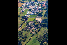 Vue aérienne de Industriestraße avec terrain de football TSV Fortuna à Billigheim-Ingenheim dans le département Rhénanie-Palatinat, Allemagne