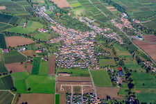 Vue aérienne de Ville vue de l'est à le quartier Ingenheim in Billigheim-Ingenheim dans le département Rhénanie-Palatinat, Allemagne