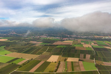 Vue aérienne de Village sous les nuages d'automne du sud à le quartier Billigheim in Billigheim-Ingenheim dans le département Rhénanie-Palatinat, Allemagne