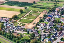 Vue aérienne de Nouvelle zone de développement dans le jardin de cerisiers de la gare en cours de développement à Winden dans le département Rhénanie-Palatinat, Allemagne
