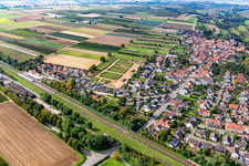 Vue aérienne de Nouvelle zone de développement dans le jardin de cerisiers de la gare en cours de développement à Winden dans le département Rhénanie-Palatinat, Allemagne