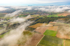Vue aérienne de Village sous les nuages d'automne à le quartier Drusweiler in Kapellen-Drusweiler dans le département Rhénanie-Palatinat, Allemagne