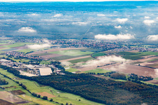 Vue aérienne de Village sous les nuages d'automne à Kandel dans le département Rhénanie-Palatinat, Allemagne