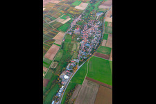 Vue aérienne de Village de rue vu de l'ouest à le quartier Kapellen in Kapellen-Drusweiler dans le département Rhénanie-Palatinat, Allemagne