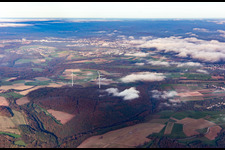 Vue aérienne de Éoliennes dans la forêt au sud de Pirmasens à Kröppen dans le département Rhénanie-Palatinat, Allemagne