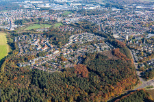 Vue aérienne de Village dans la forêt vu de l'ouest à le quartier Erbach in Homburg dans le département Sarre, Allemagne