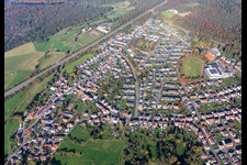 Vue aérienne de Village sur l'A6 en venant du sud à le quartier Erbach in Homburg dans le département Sarre, Allemagne