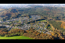 Vue aérienne de Village dans la forêt vu de l'est à le quartier Kirrberg in Homburg dans le département Sarre, Allemagne