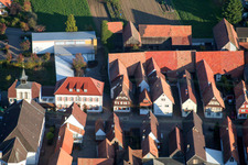 Vue aérienne de Rue principale à le quartier Hayna in Herxheim bei Landau dans le département Rhénanie-Palatinat, Allemagne