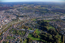Vue aérienne de Tracé de l'autoroute A8 le long de la ville à le quartier Ixheim in Zweibrücken dans le département Rhénanie-Palatinat, Allemagne