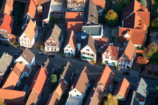 Rue principale à le quartier Hayna in Herxheim bei Landau dans le département Rhénanie-Palatinat, Allemagne d'en haut