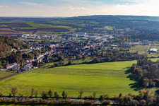 Vue aérienne de Village de la vallée de la Blies vu du nord à le quartier Webenheim in Blieskastel dans le département Sarre, Allemagne