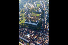 Vue aérienne de Sainte-Anne et Saint-Philippe (église du château), orangerie et château baroque au-dessus de la ville à Blieskastel dans le département Sarre, Allemagne