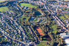 Vue aérienne de Piscine extérieure naturelle Kirkel ainsi que des installations sportives et de loisirs au centre-ville à le quartier Kirkel-Neuhäusel in Kirkel dans le département Sarre, Allemagne