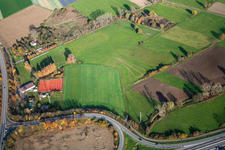 Vue aérienne de Terrain de sport à la sortie d'autoroute à Erlenbach bei Kandel dans le département Rhénanie-Palatinat, Allemagne