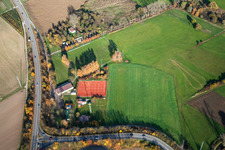 Vue aérienne de Terrain de sport à la sortie d'autoroute à Erlenbach bei Kandel dans le département Rhénanie-Palatinat, Allemagne