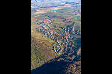 Vue aérienne de Village au bord du Haardt vu du sud-ouest à le quartier Pleisweiler in Pleisweiler-Oberhofen dans le département Rhénanie-Palatinat, Allemagne
