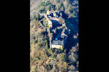 Ruines du château de Madenburg à Eschbach dans le département Rhénanie-Palatinat, Allemagne hors des airs