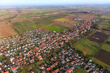 Vue aérienne de Vue de la ville depuis le sud-ouest à Freckenfeld dans le département Rhénanie-Palatinat, Allemagne