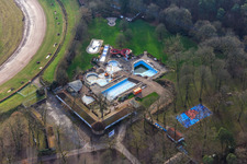 Vue aérienne de Piscine extérieure de la forêt de Herxheim sans eau dans les bassins en hiver à Herxheim bei Landau dans le département Rhénanie-Palatinat, Allemagne