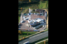 Vue aérienne de Appareil de forage et chantier de construction d'une centrale géothermique à Insheim dans le département Rhénanie-Palatinat, Allemagne