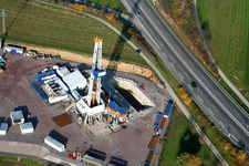 Plateforme de forage à la centrale géothermique Insheim à Insheim dans le département Rhénanie-Palatinat, Allemagne hors des airs