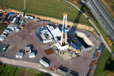 Vue aérienne de Appareil de forage et chantier de construction d'une centrale géothermique à Insheim dans le département Rhénanie-Palatinat, Allemagne