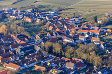 Vue aérienne de Rue principale et Kirchgasse à Dierbach dans le département Rhénanie-Palatinat, Allemagne