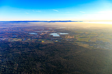 Vue aérienne de Vue de la ville depuis le nord sous l'inversion hivernale à le quartier Neulauterburg in Lauterbourg dans le département Bas Rhin, France