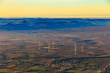 Vue aérienne de Parc éolien en hiver à Freckenfeld dans le département Rhénanie-Palatinat, Allemagne
