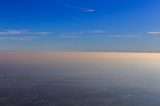 Vue aérienne de Un brouillard épais recouvre les plaines du Rhin, y compris le nord de la Forêt-Noire jusqu'à la Hornisgrinde - vue depuis Landau à le quartier Queichheim in Landau in der Pfalz dans le département Rhénanie-Palatinat, Allemagne