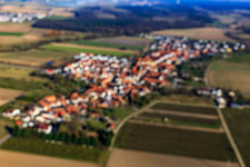 Vue aérienne de Vue du village depuis l'ouest à Erlenbach bei Kandel dans le département Rhénanie-Palatinat, Allemagne