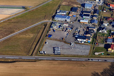 Vue aérienne de Zone industrielle de Geräutäcker avec Schubbert Transporte GmbH & Co.KG (matériaux en vrac, élimination des déchets, terrassement et travaux de démolition) et Ulrich Walter Reifenhandel à Hatzenbühl dans le département Rhénanie-Palatinat, Allemagne