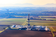 Vue aérienne de Appareil de forage du site de forage profond V20 de Vulcan Energy à Schleidberg pour l'extraction d'énergie géothermique et de lithium à Insheim dans le département Rhénanie-Palatinat, Allemagne