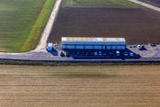 Vue aérienne de Conteneur résidentiel sur le site de forage profond V20 de Vulcan Energy à Schleidberg pour l'extraction d'énergie géothermique et de lithium à le quartier Mörlheim in Landau in der Pfalz dans le département Rhénanie-Palatinat, Allemagne