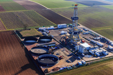 Photographie aérienne de Appareil de forage du site de forage profond V20 de Vulcan Energy à Schleidberg pour l'extraction d'énergie géothermique et de lithium à Insheim dans le département Rhénanie-Palatinat, Allemagne
