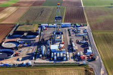 Vue oblique de Appareil de forage du site de forage profond V20 de Vulcan Energy à Schleidberg pour l'extraction d'énergie géothermique et de lithium à Insheim dans le département Rhénanie-Palatinat, Allemagne