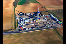 Appareil de forage du site de forage profond V20 de Vulcan Energy à Schleidberg pour l'extraction d'énergie géothermique et de lithium à Insheim dans le département Rhénanie-Palatinat, Allemagne vue d'en haut