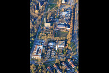 Vue aérienne de Église catholique Sainte-Edwige, église Emmaüs et école Waldorf gratuite Karlsruhe à le quartier Waldstadt in Karlsruhe dans le département Bade-Wurtemberg, Allemagne