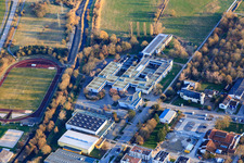 Vue aérienne de Salles de sport et stade du TSG Blankenloch | Club de gymnastique et de sport du centre scolaire Blankenloch, gymnase Thomas Mann Stutensee, lycée Erich Kästner Stutensee à le quartier Blankenloch in Stutensee dans le département Bade-Wurtemberg, Allemagne